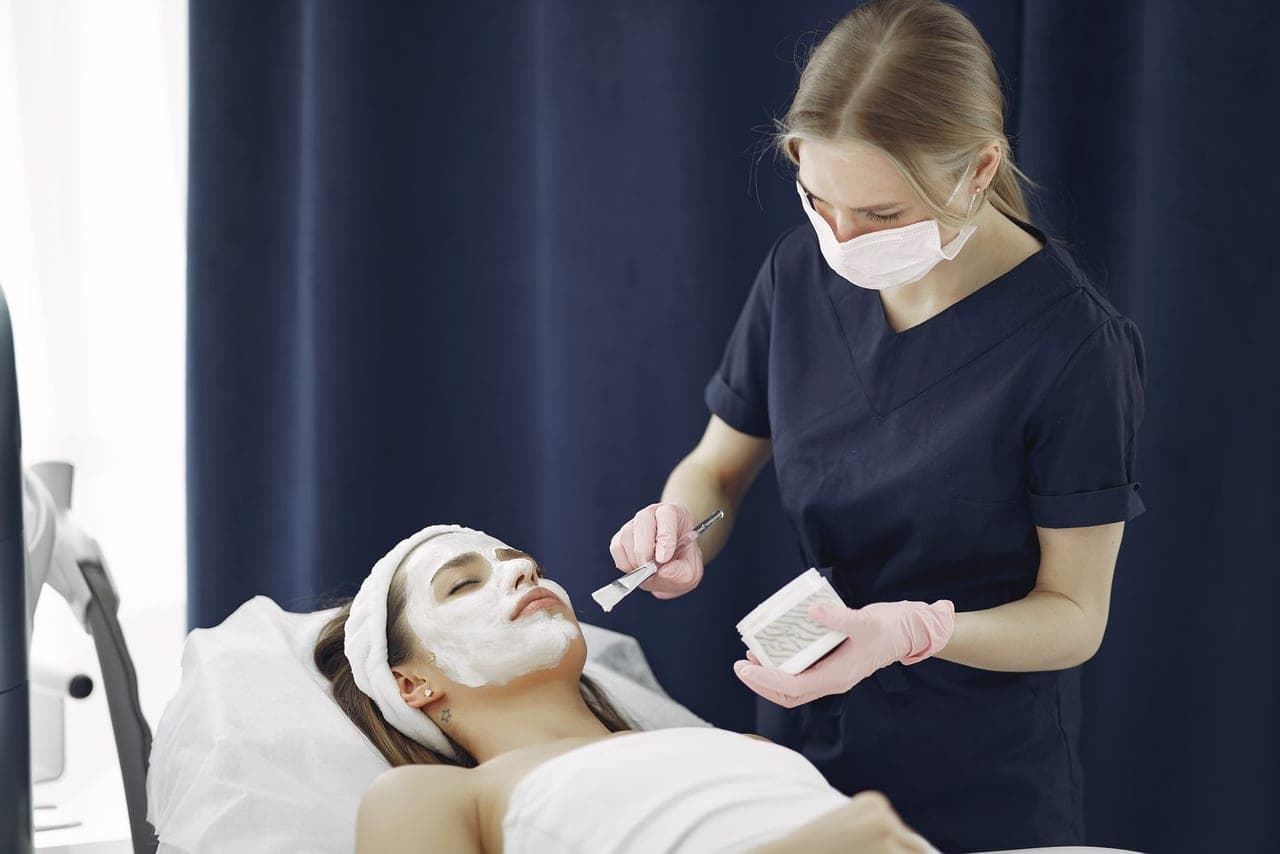 A GLO30 provider preparing a treatment mask